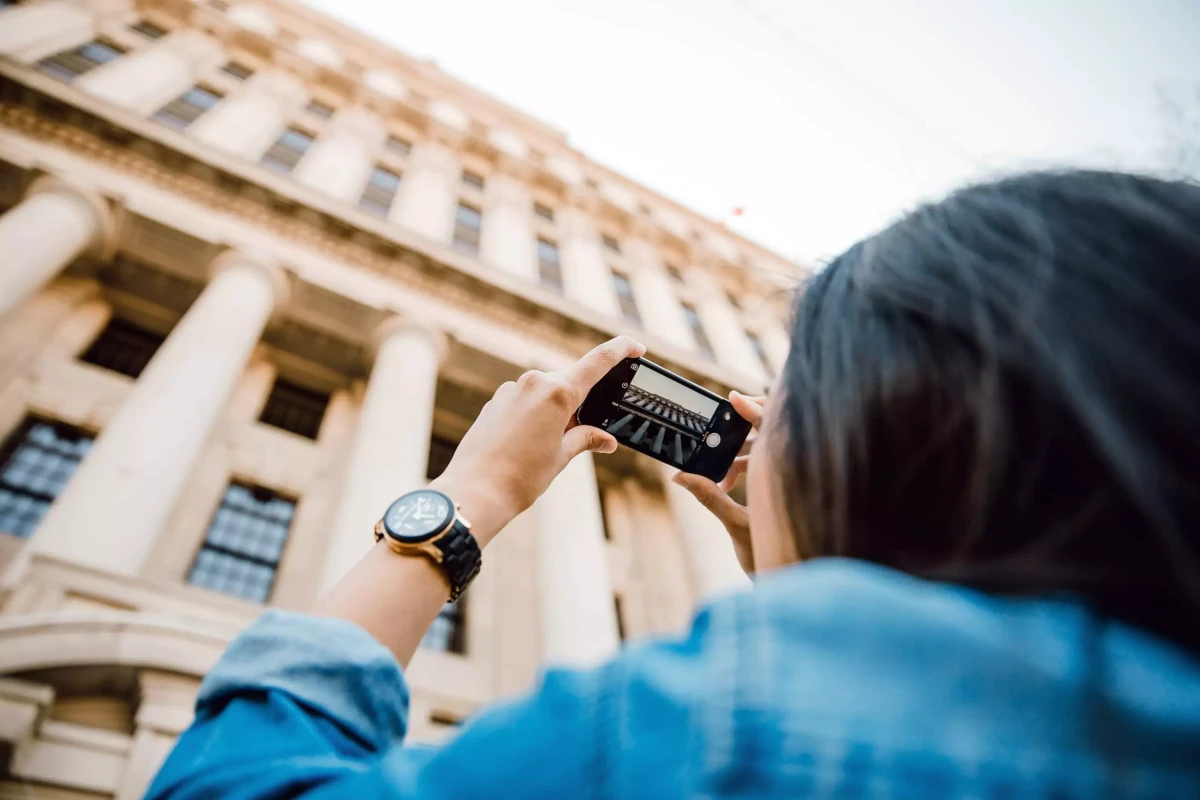 Turist som fotograferar en byggnad